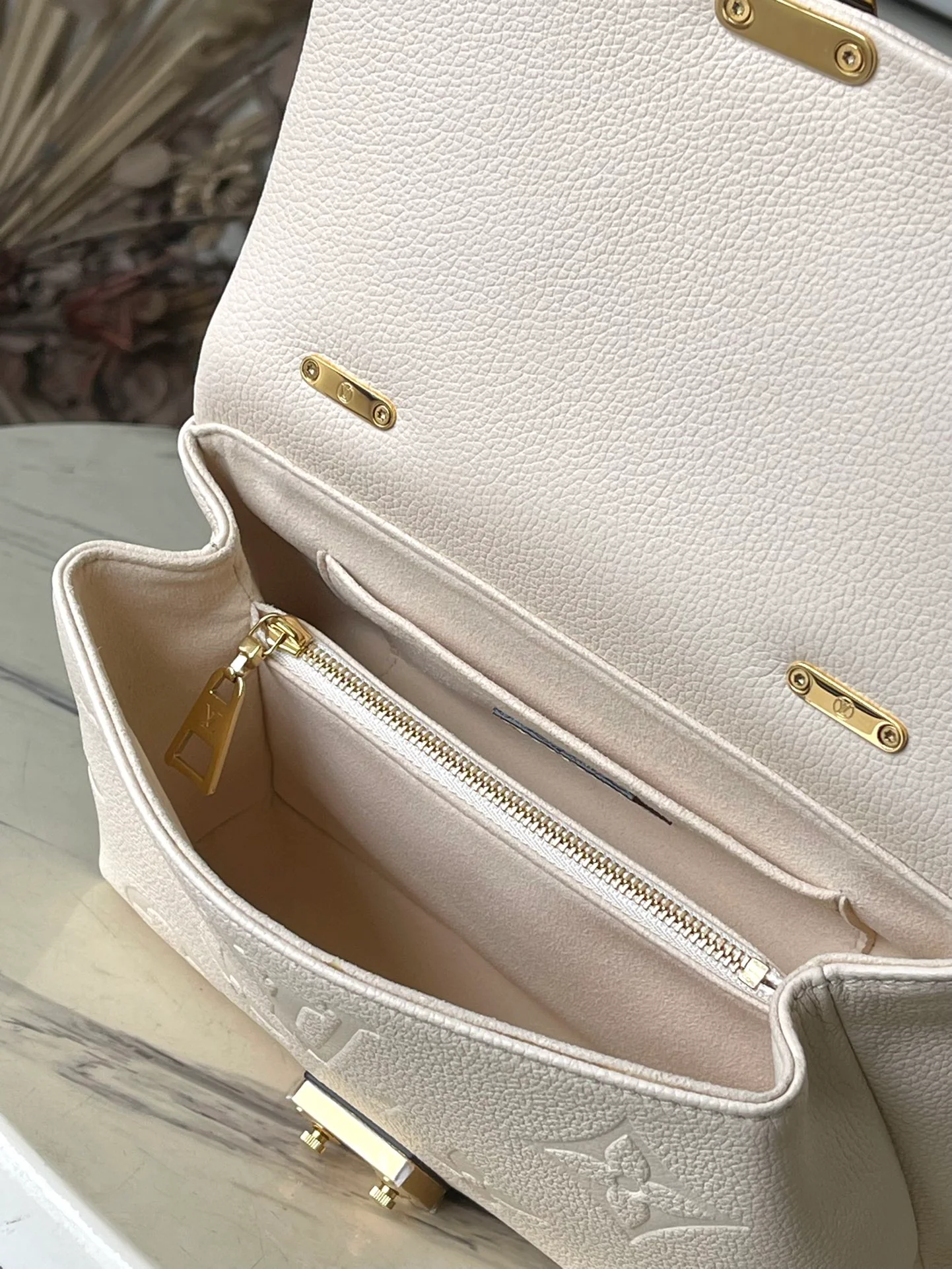 m46008-LV-madeleine-bb-handbag/crossbody bag-white