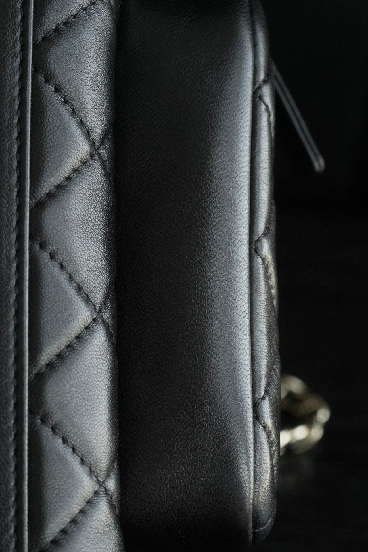 Маленькая многофункциональная сумка для фотоаппарата Chanel из 24-каратного золота — черная.