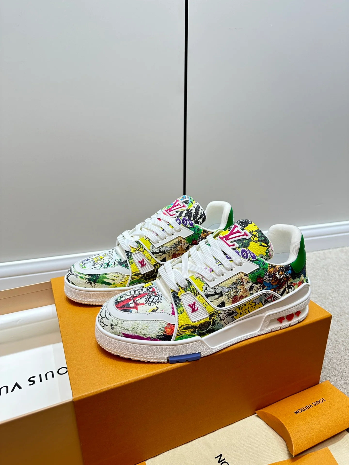 Кроссовки LV Trainer в стиле граффити.