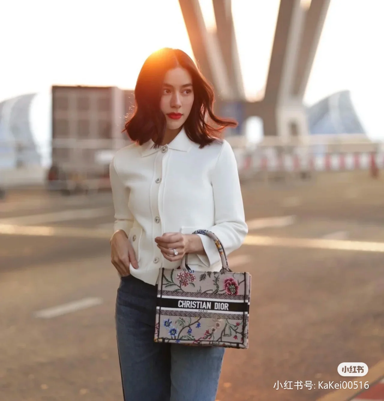 Сумка-тоут Dior с вышитыми розовыми буквами — маленький размер 26,5 см.