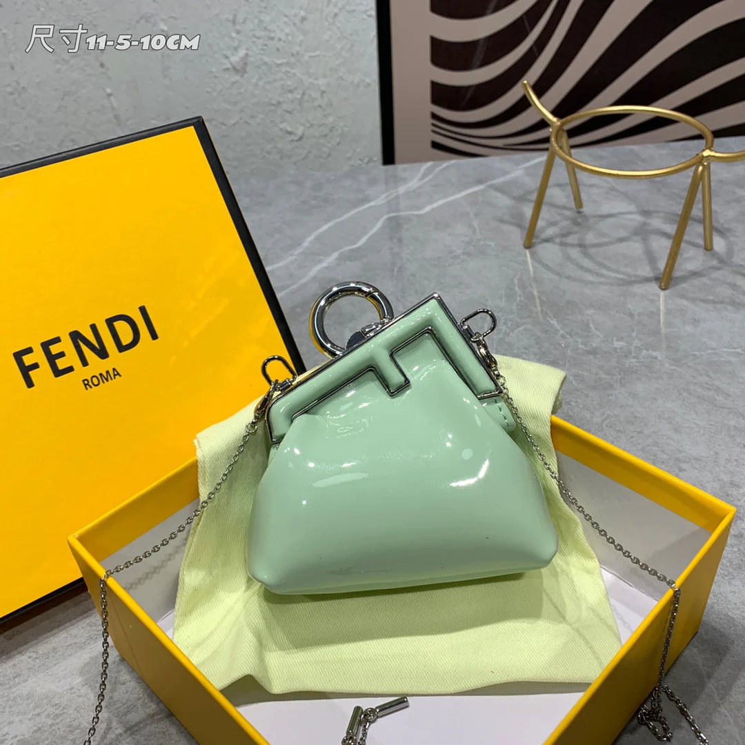 Мини-сумочка Fendi First из лакированной кожи, цвет авокадо.