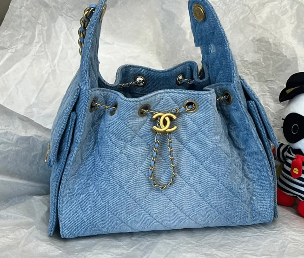 Сумка-ведро Chanel 25s 25bag из джинсовой ткани с завязками, цвет джинсовый, маленький размер.