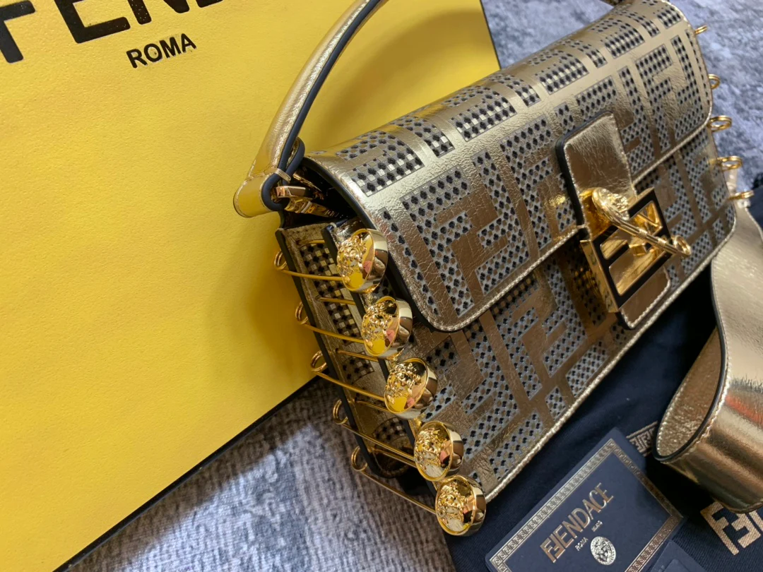 Сумка Fendi Baguette - результат сотрудничества дизайнеров.