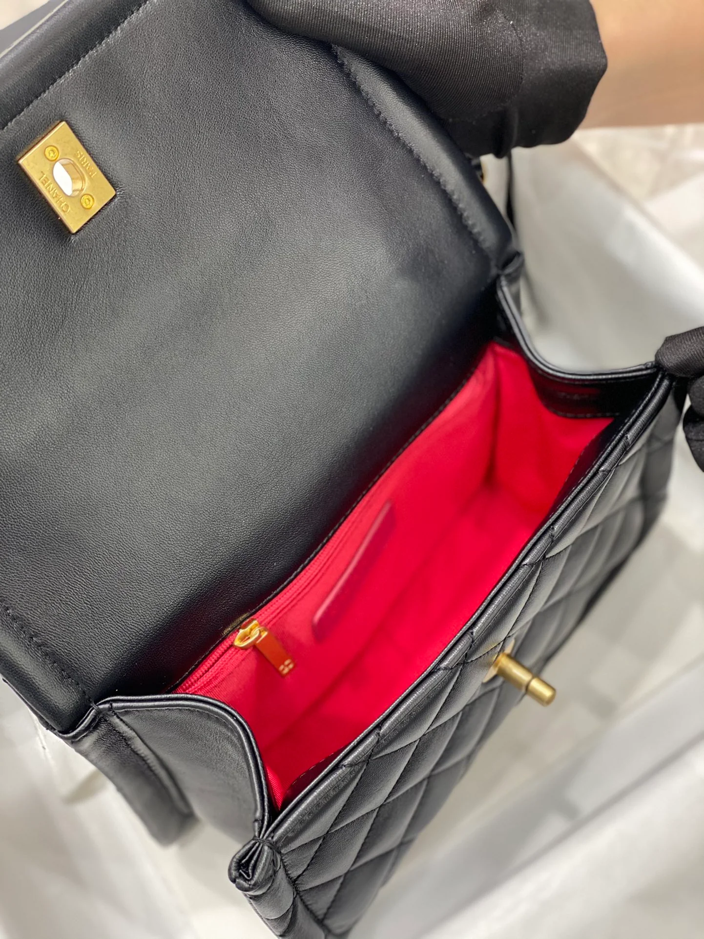 Классическая коллекция Chanel CF - Новинка сезона осень/зима 2020 - Кожа ягненка с золотой пряжкой - Черный