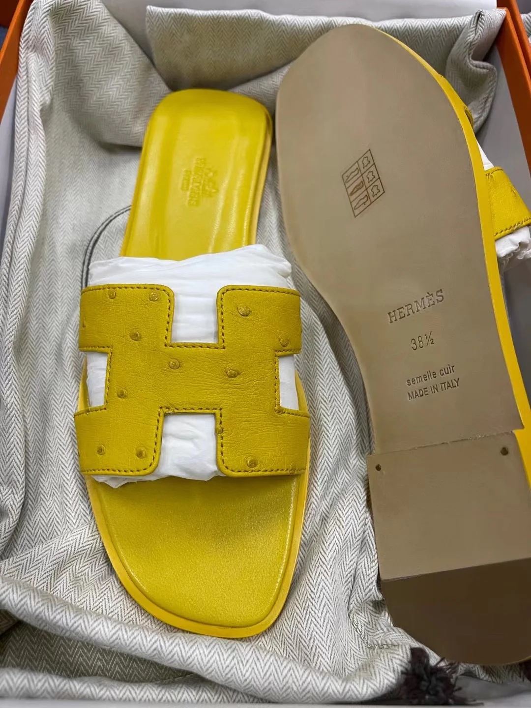 Тапочки Hermes с буквой H — Oran, страусиные — лимонно-желтые