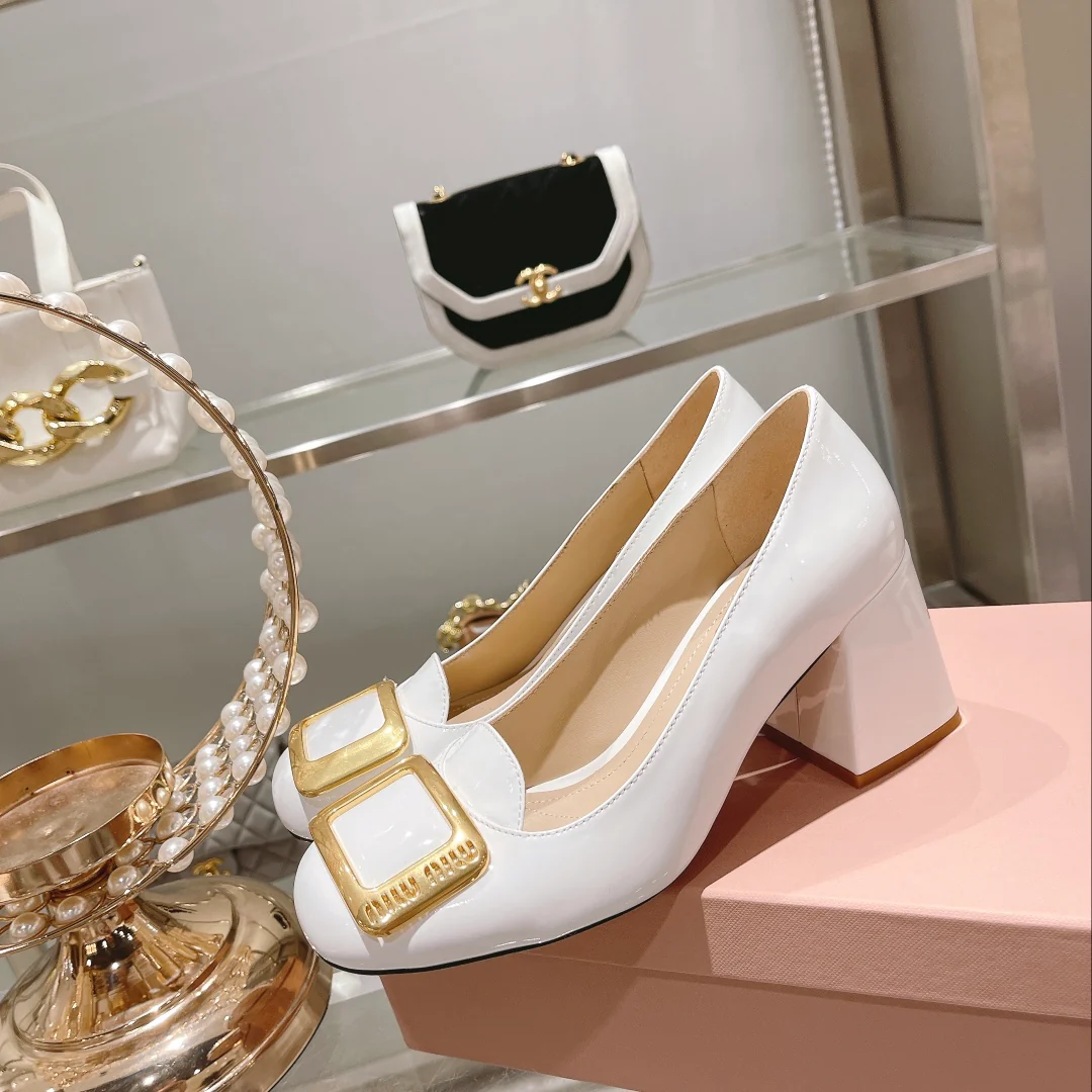 Новинка сезона осень/зима 2022 от Miu Miu - Туфли с квадратным носком и массивным каблуком - Белые