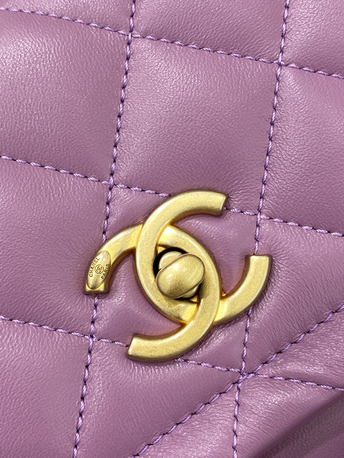 Классическая коллекция Chanel CF - Новинка сезона осень/зима 2020 - Кожа ягненка с золотой пряжкой - Фиолетовый