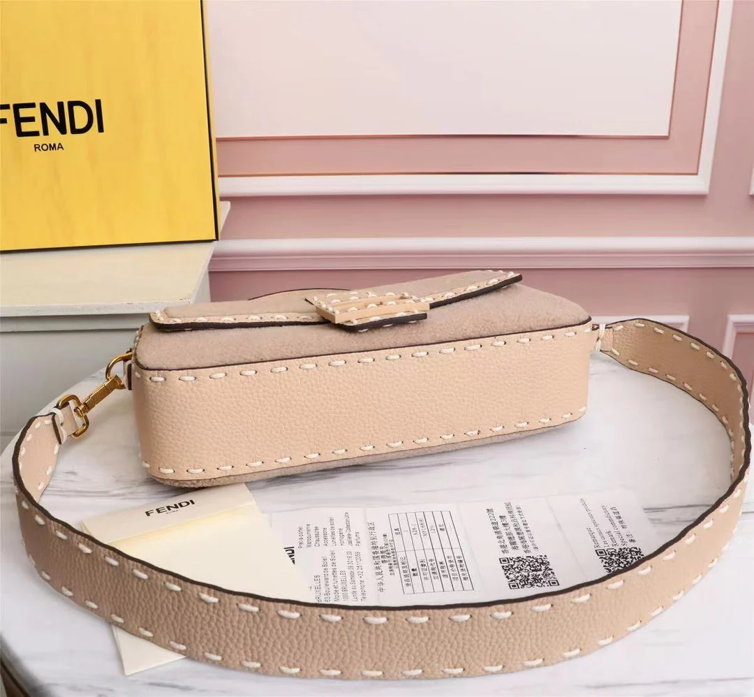 Сумка Fendi Baguette Medium Apricot из овечьей шерсти