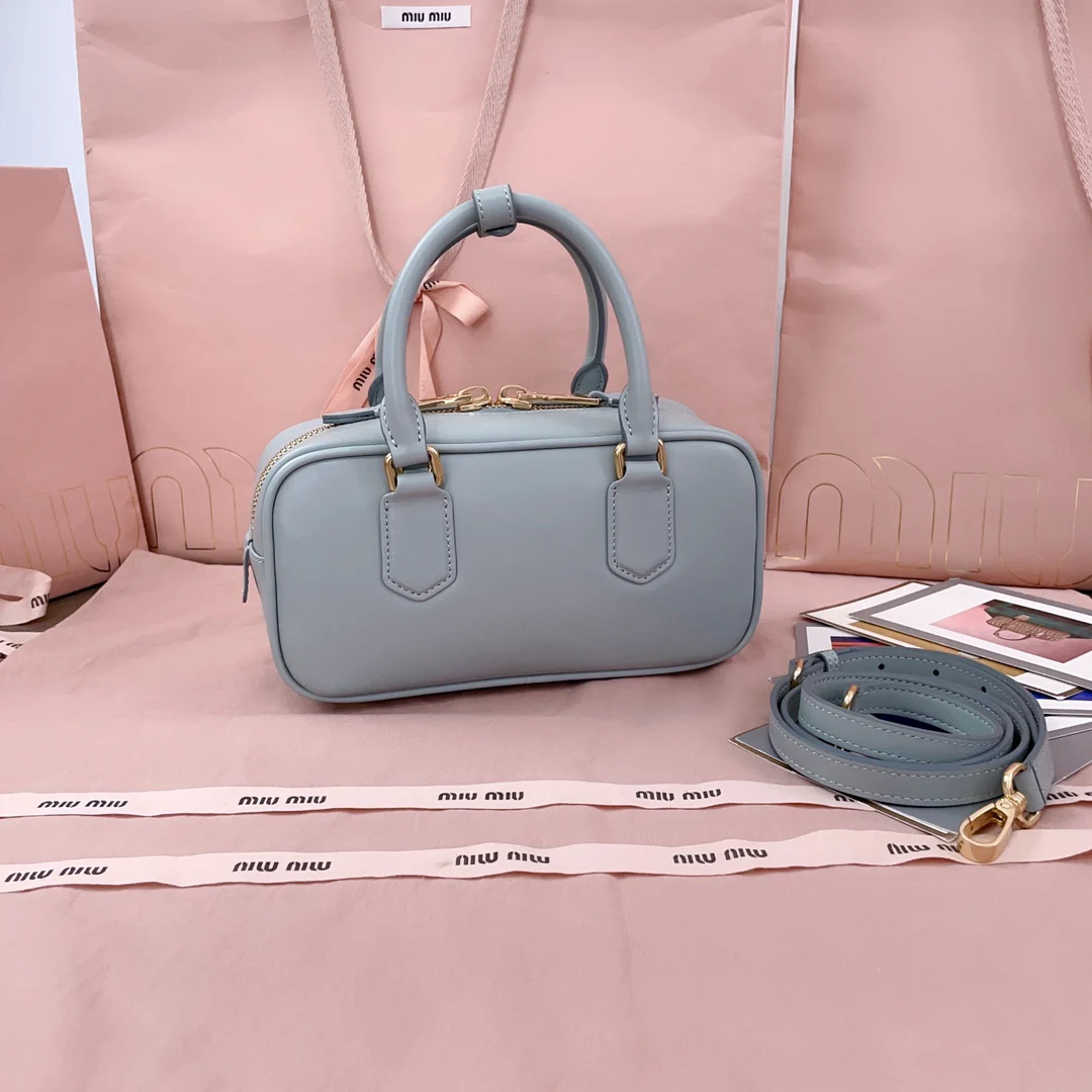 Боулинг-сумка Miu Miu 5bb142 с матовым узором - синяя