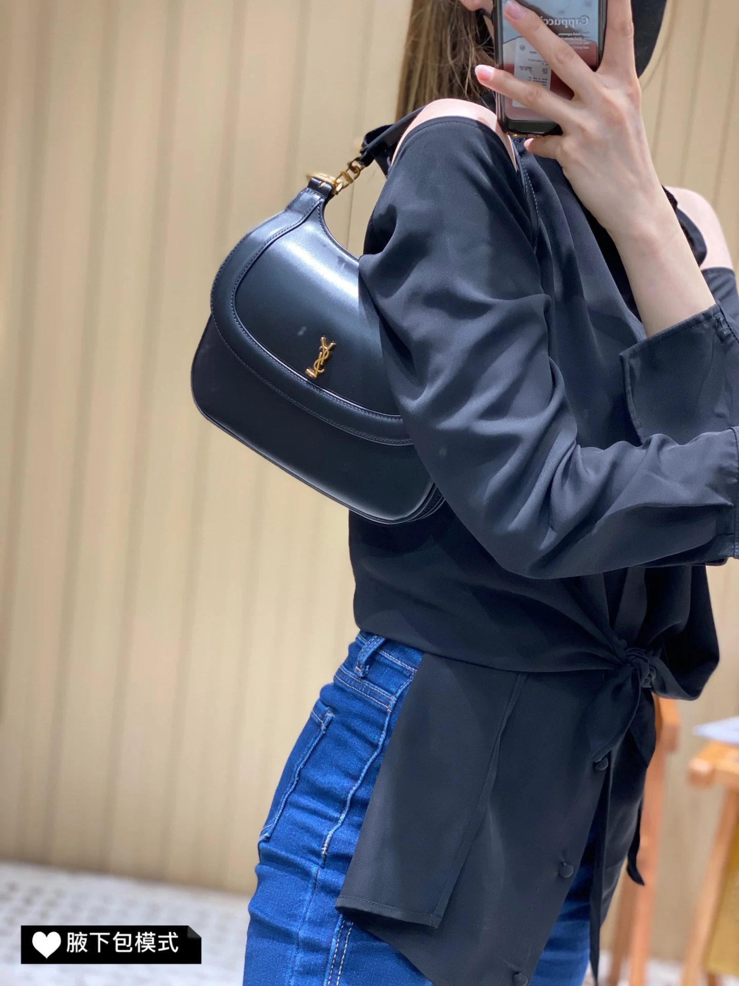 Новинка сезона весна/лето 2022 от YSL - Сумка через плечо/кроссбоди - Фотографии в действии