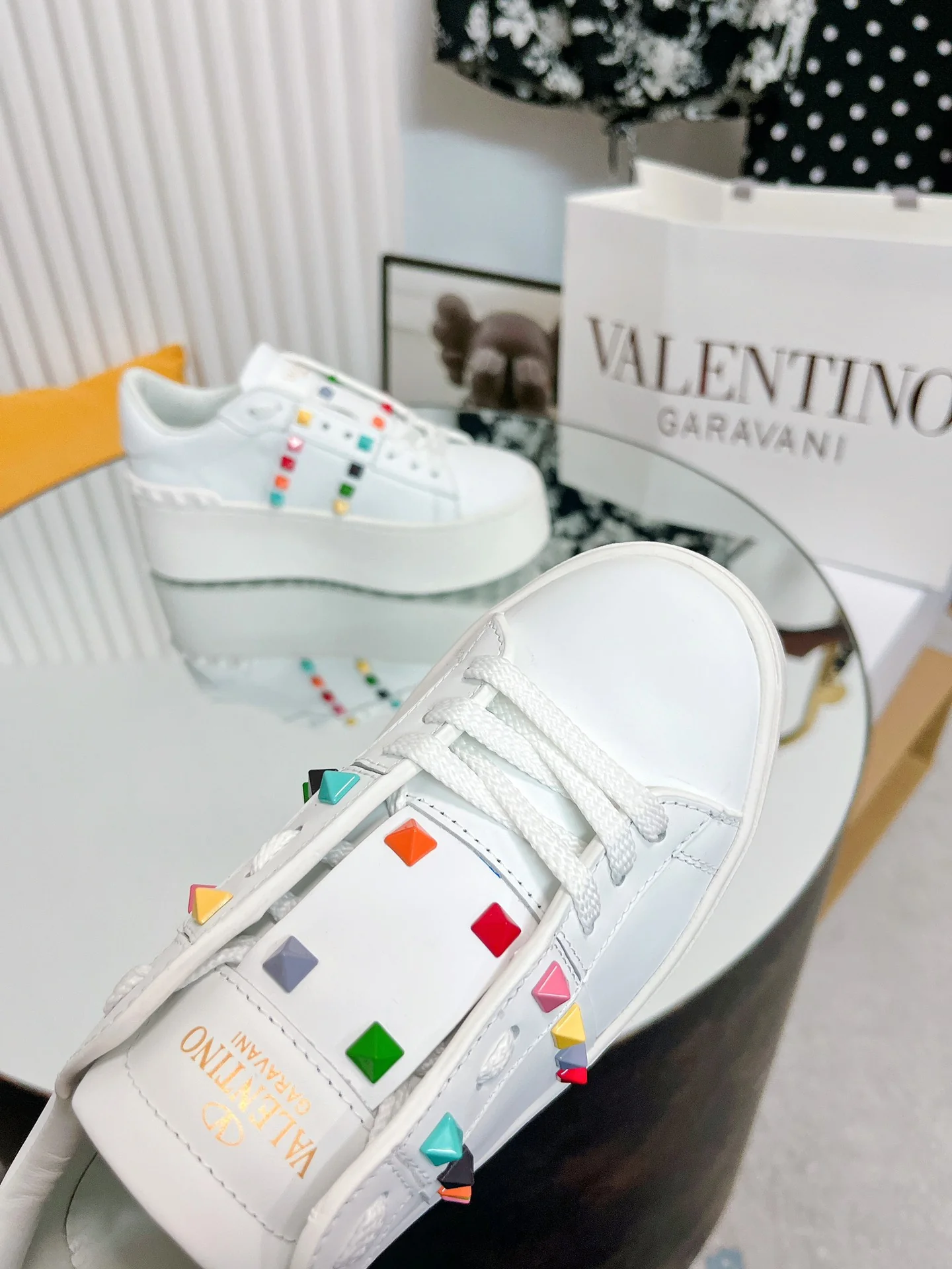 Белые повседневные кроссовки на платформе Valentino - яркие