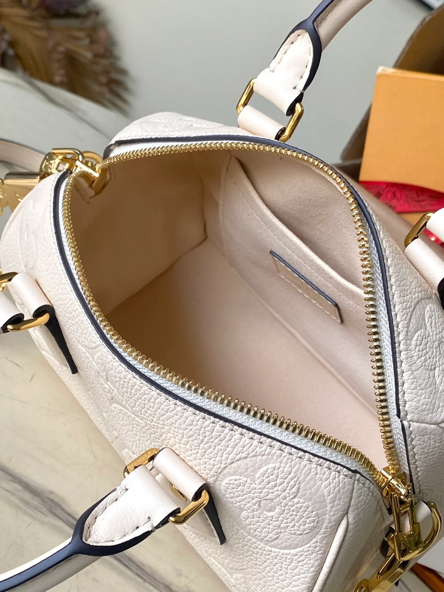 m58954-LV-speedy-20-Сумка-кроссбоди-Кремово-белый