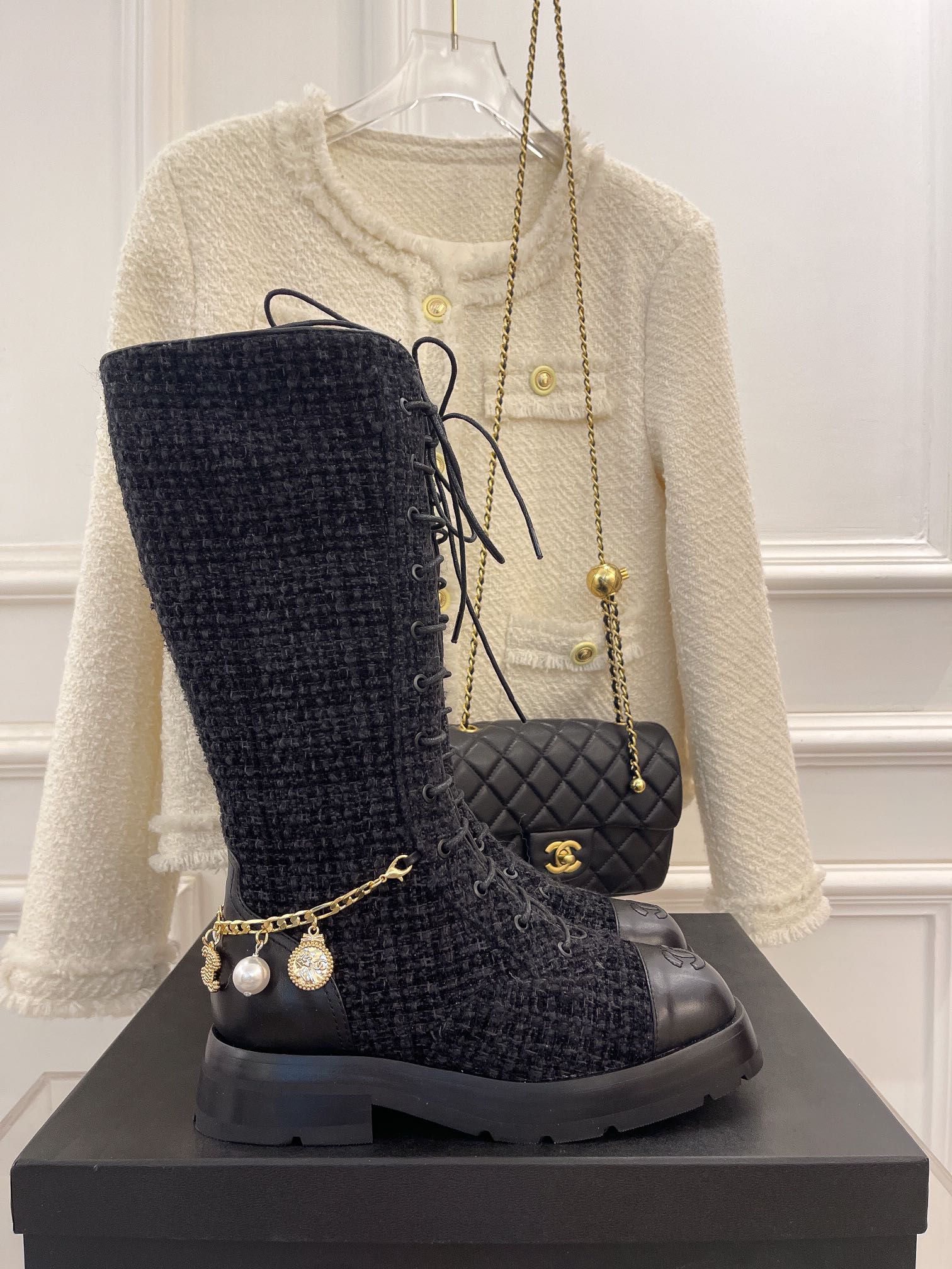 Новинка весны 2022 года от Chanel — высокие сапоги на шнуровке.