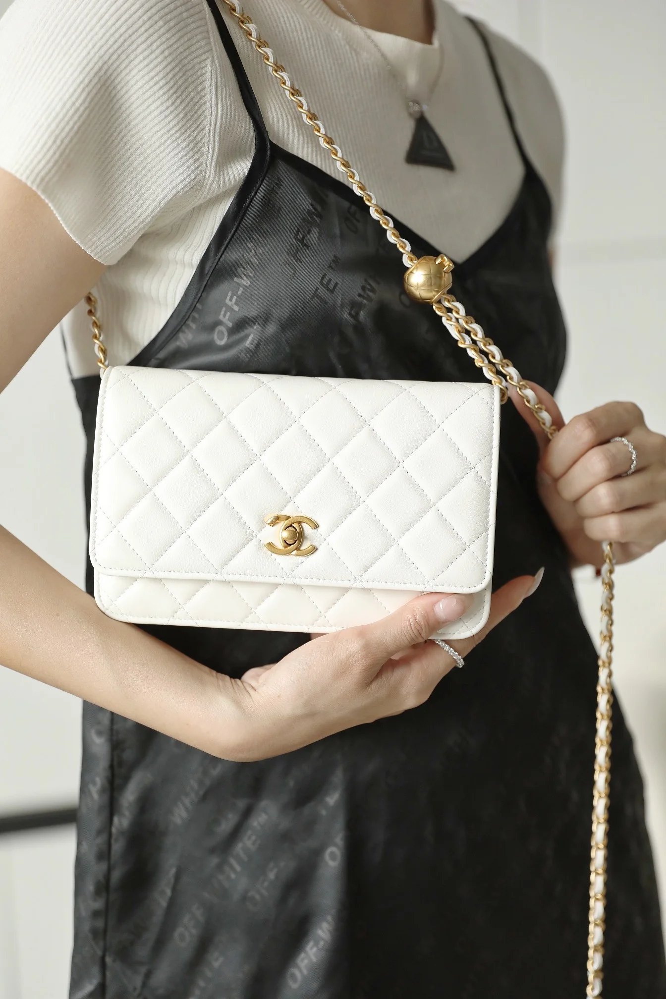 Chanel - Золотой мяч woc-1