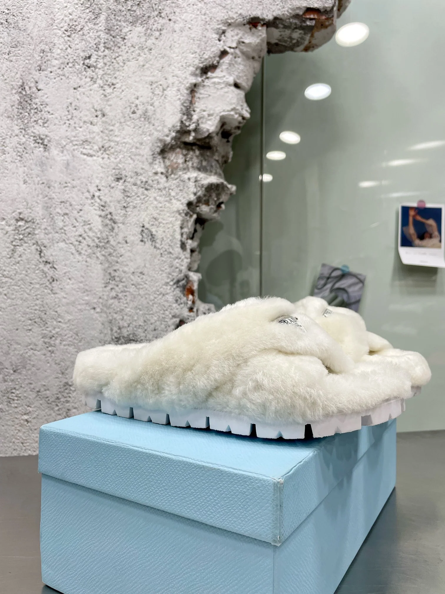 Новинка сезона осень/зима 2022 от Prada - Меховые тапочки - В стиле знаменитостей - 1