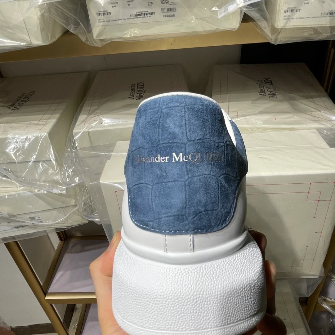 Классические белые кроссовки McQueen - унисекс - пыльно-голубой крокодиловый узор с замшевой пяткой - Премиум-издание