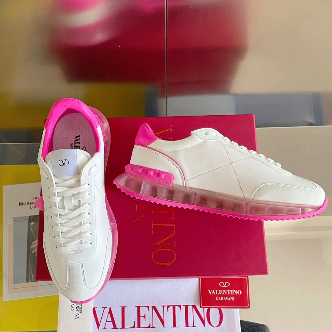 Valentino - Спортивные повседневные туфли с заклепками - Серия с заклепками по всей поверхности - Модель на воздушной подушке - Парный стиль - Розовая отделка