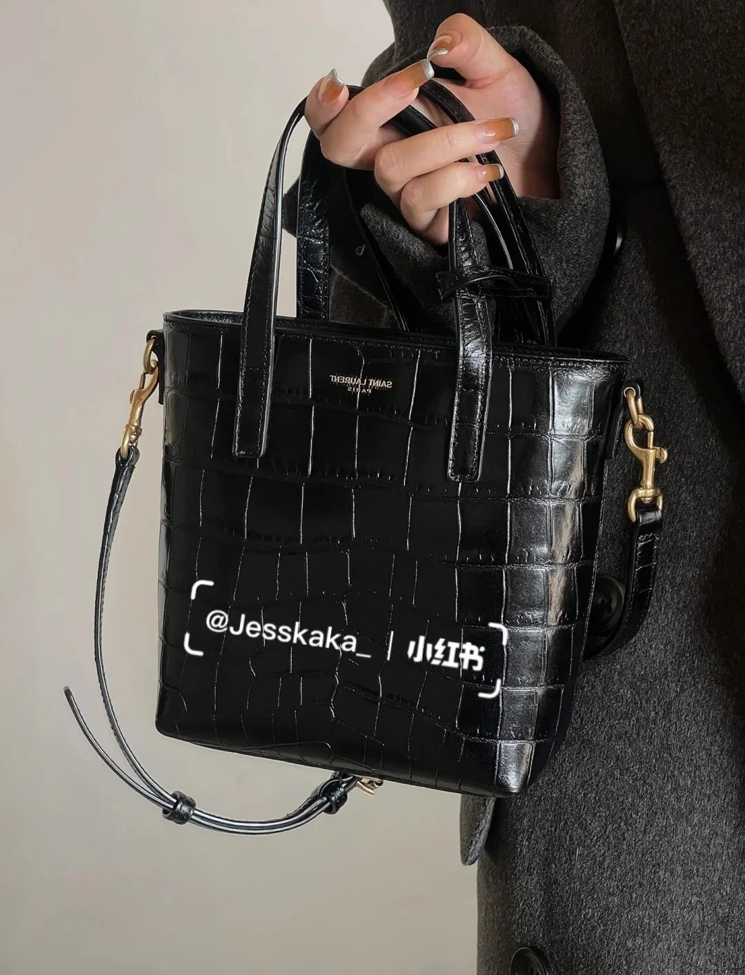 Мини-сумка YSL с крокодиловым принтом — черная — на фото.