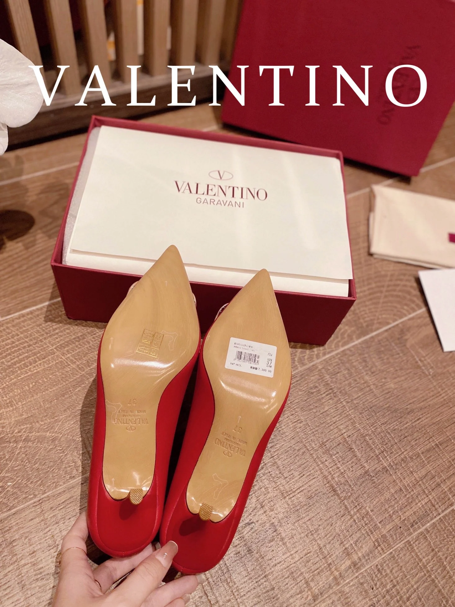 Кожаные туфли Valentino на V-образном каблуке с пряжкой — красные
