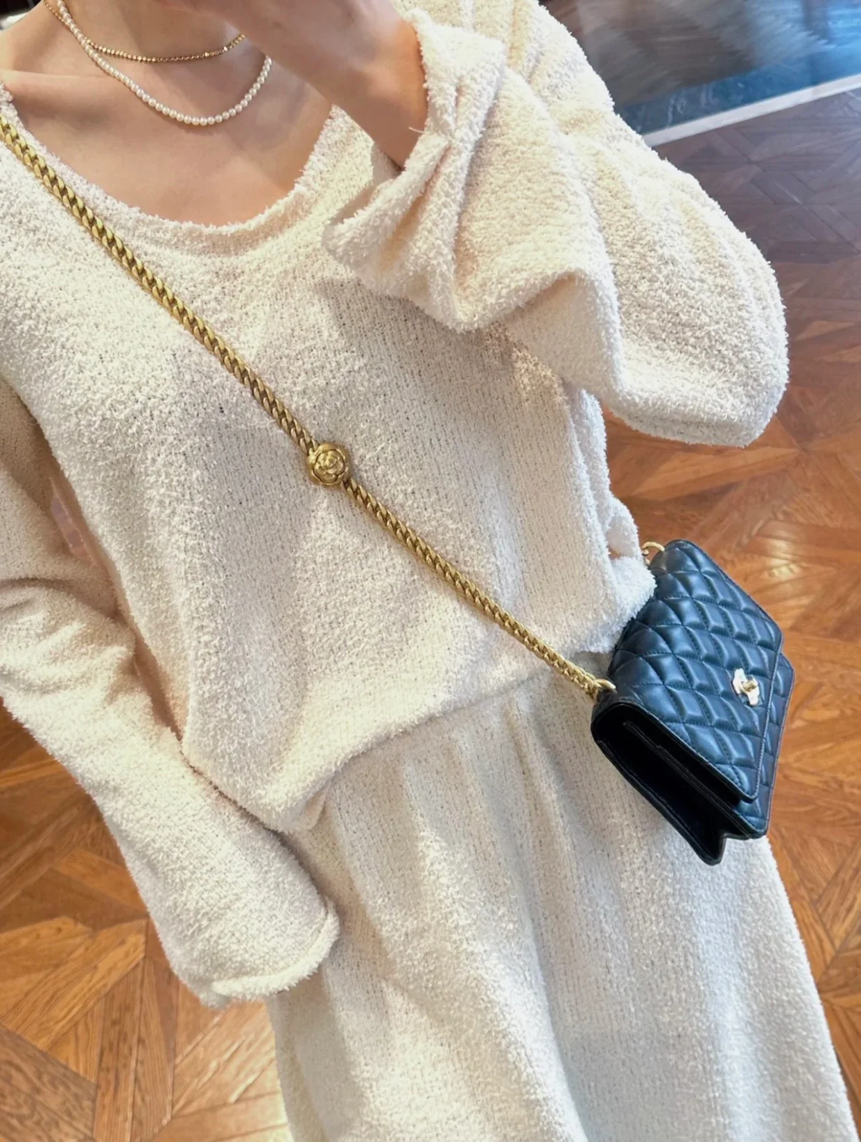 Весенняя коллекция Chanel 2023 - Регулируемая пряжка Camellia WOC - Овечья кожа - Черный - 19 см