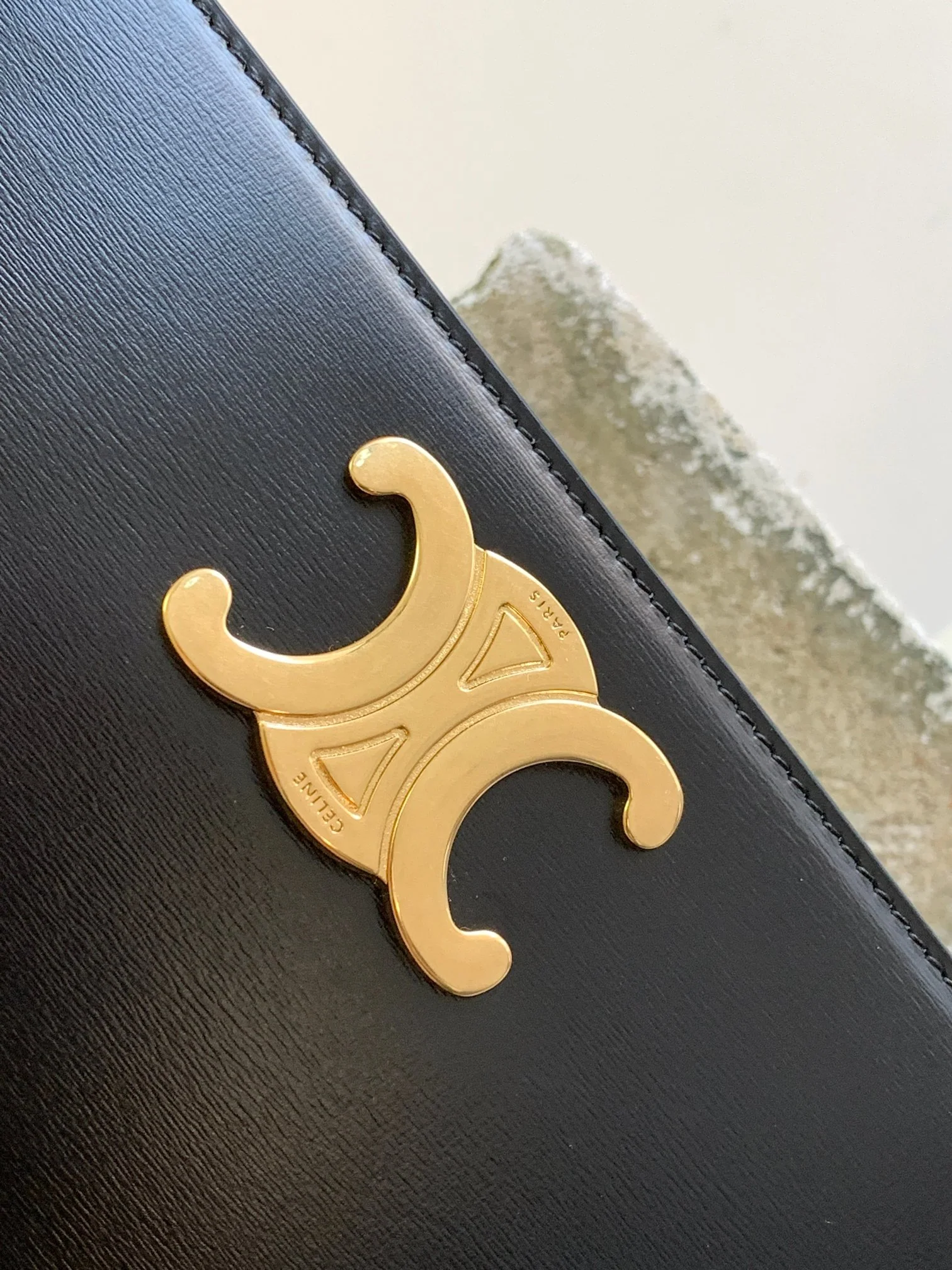 Сумка Celine Triomphe из глянцевой телячьей кожи с принтом под канвас - черная