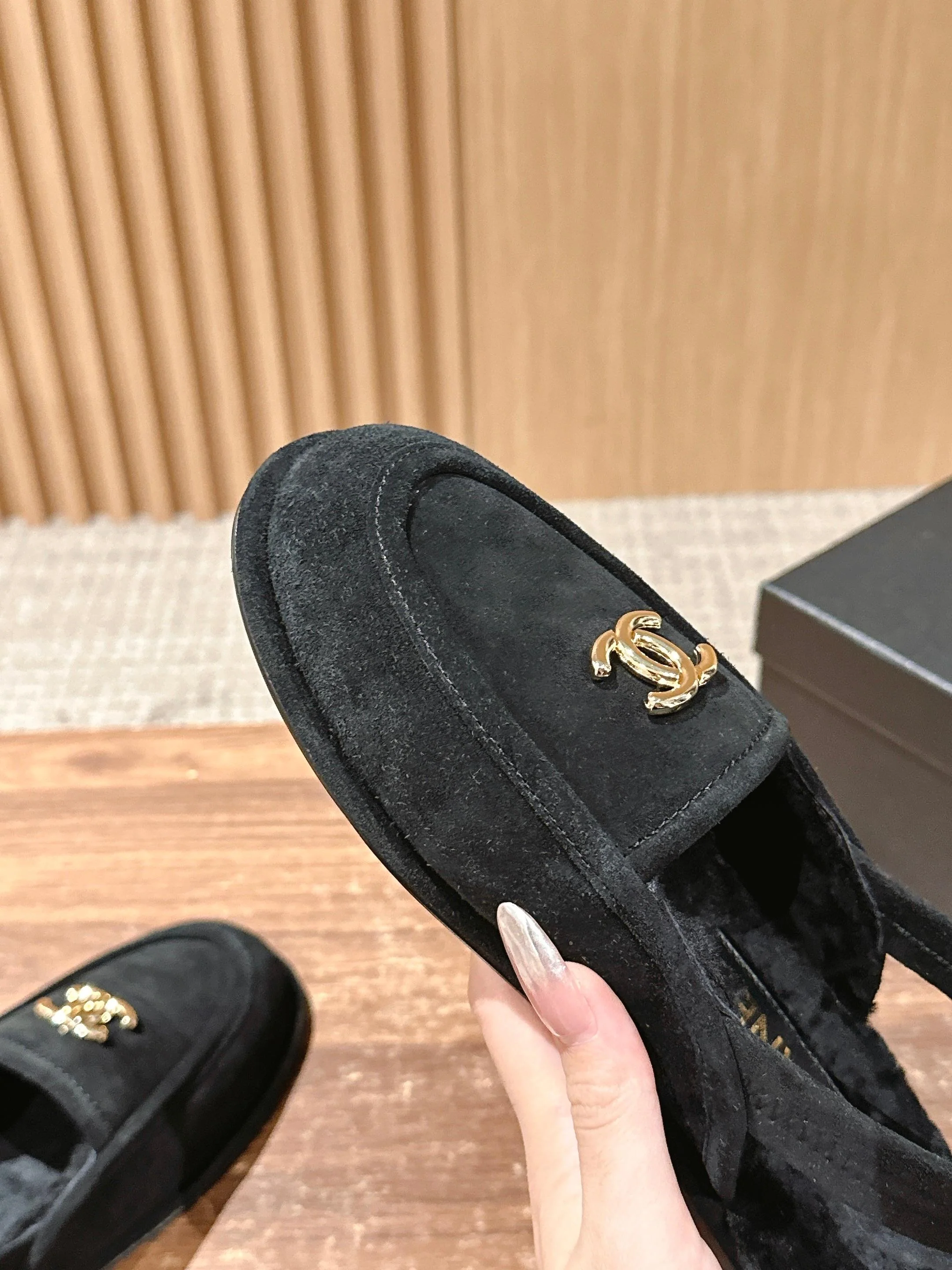 Новая коллекция Chanel 2025 года, начало осени: меховые туфли из черной замши.