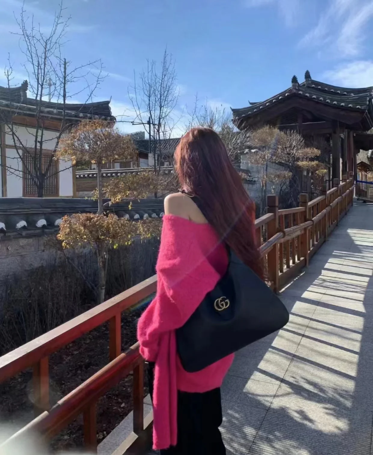 Весенняя коллекция Gucci 2023 — Сумка через плечо ?Полумесяц? — Черная — Фотографии в действии.