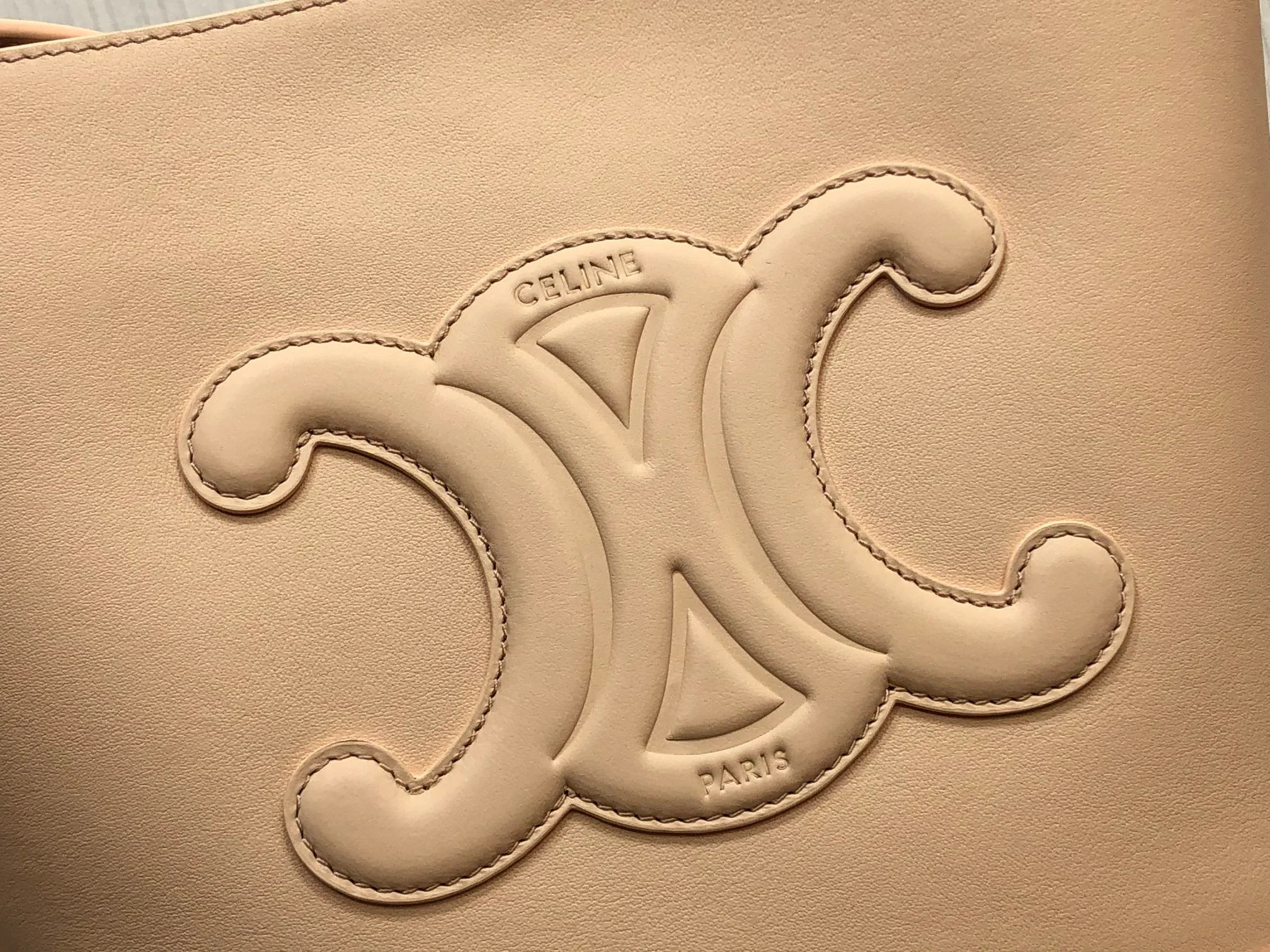 Новинка сезона весна/лето 2022 от Celine - Маленькая кожаная сумка-ведро Cuir Triomphe - 2 шт.