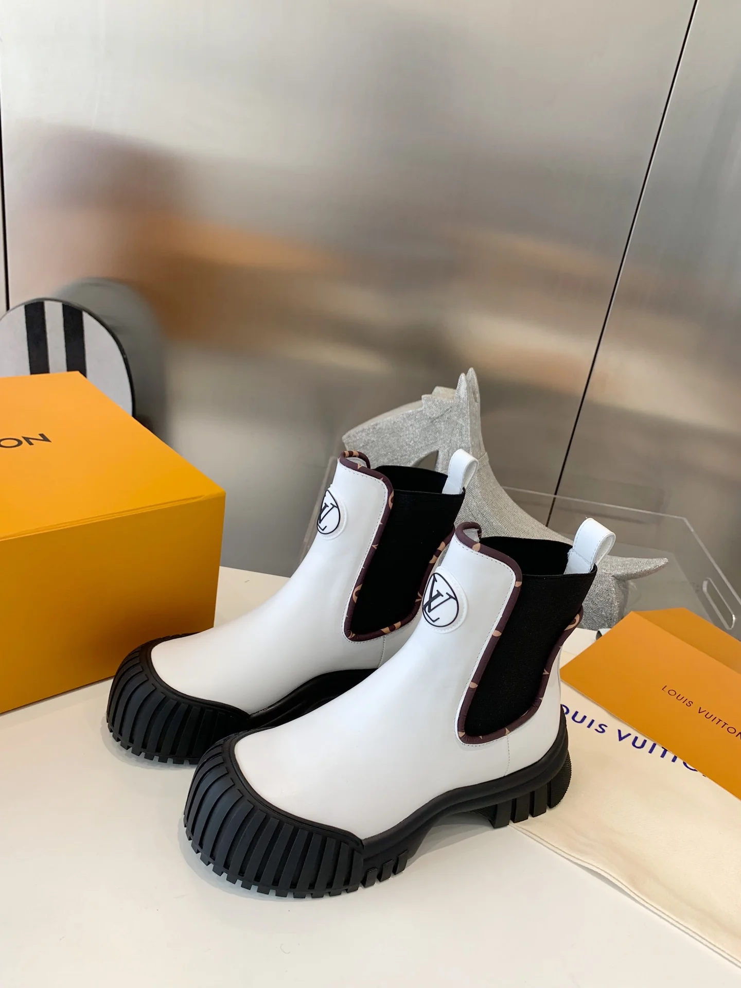 LV - Новинка сезона осень/зима 2022 - Ботильоны Ruby - Белые