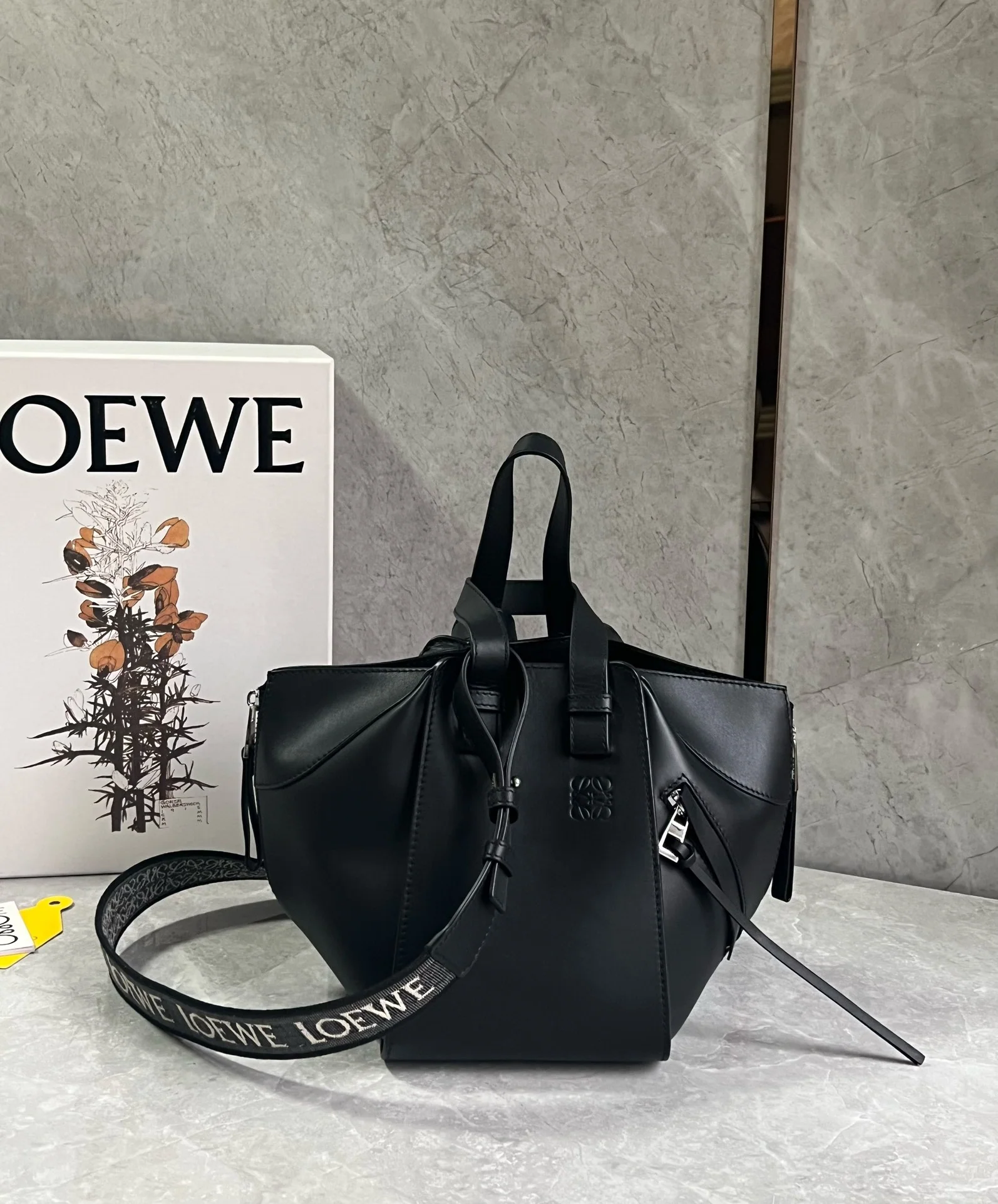 Сумка-гамак Loewe из монохромной эмалированной атласной коллекции - черная