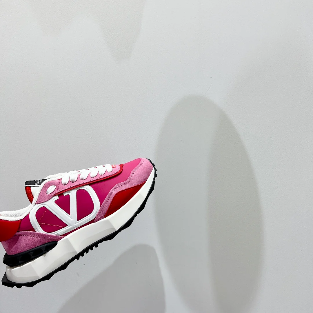 Новинка сезона весна/лето 2022 от Valentino - Кроссовки из шелковой кожи - Унисекс - Розовые