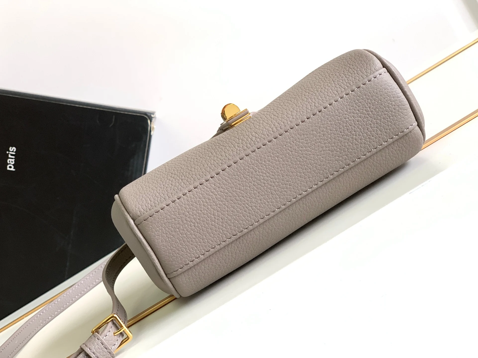 Новинка весны 2023 года от Celine - Миниатюрная сумка из мягкой зернистой телячьей кожи (16%) - Серая