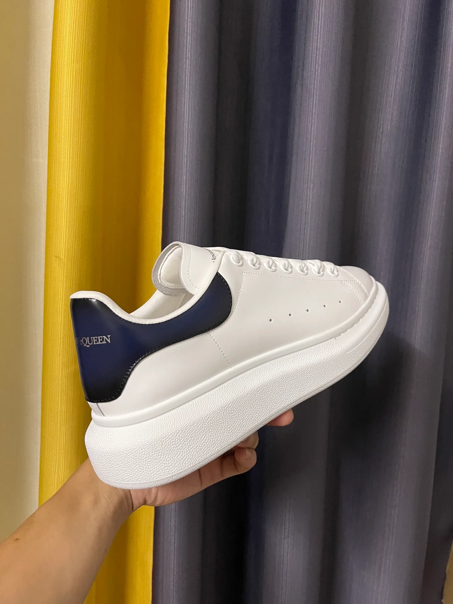 Классические белые кроссовки McQueen - унисекс - градиентный синий