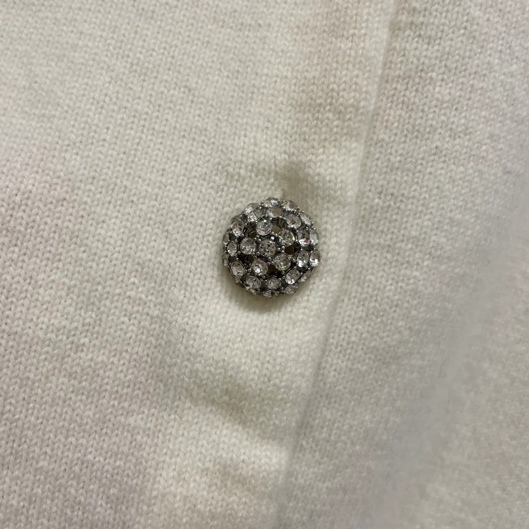 Celine 2403 - Прочный вязаный свитер с круглым вырезом, украшенный стразами, - кремовый.