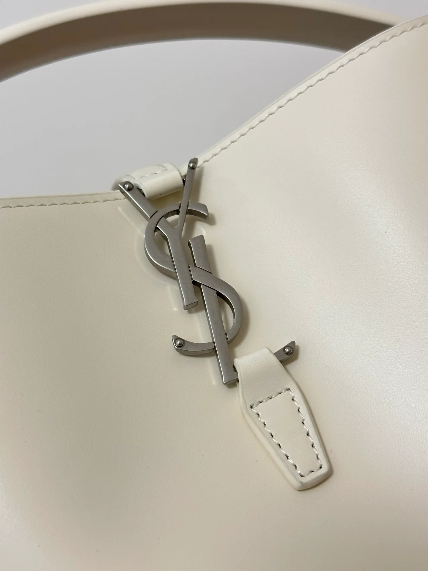 Сумка-ведро YSL Hobo – белая с серебристой фурнитурой – маленькая