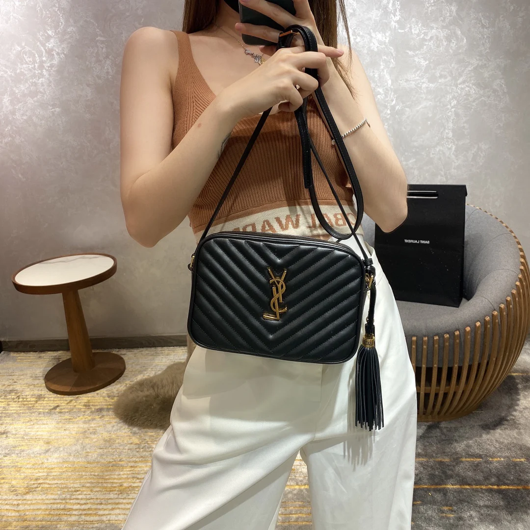 Фотосумка YSL Lou Bag — черная с золотой фурнитурой.