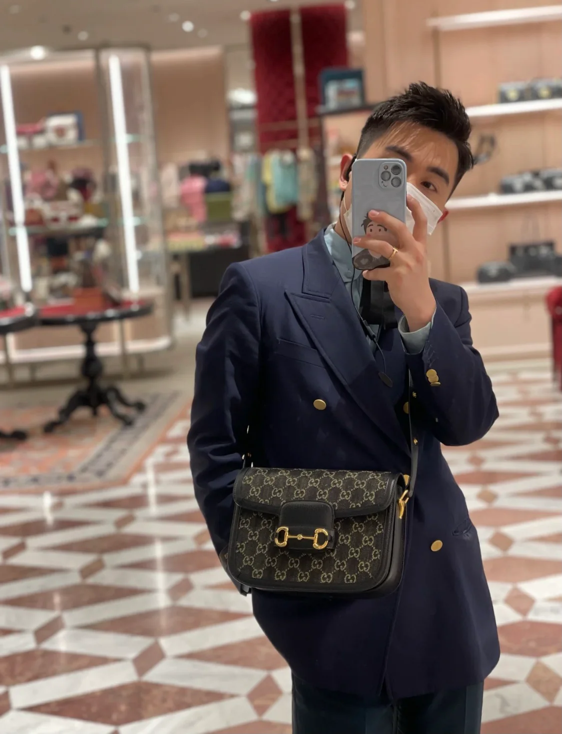 Сумка-седло Gucci 1955 с пряжкой в ??виде подковы — черная джинсовая ткань.