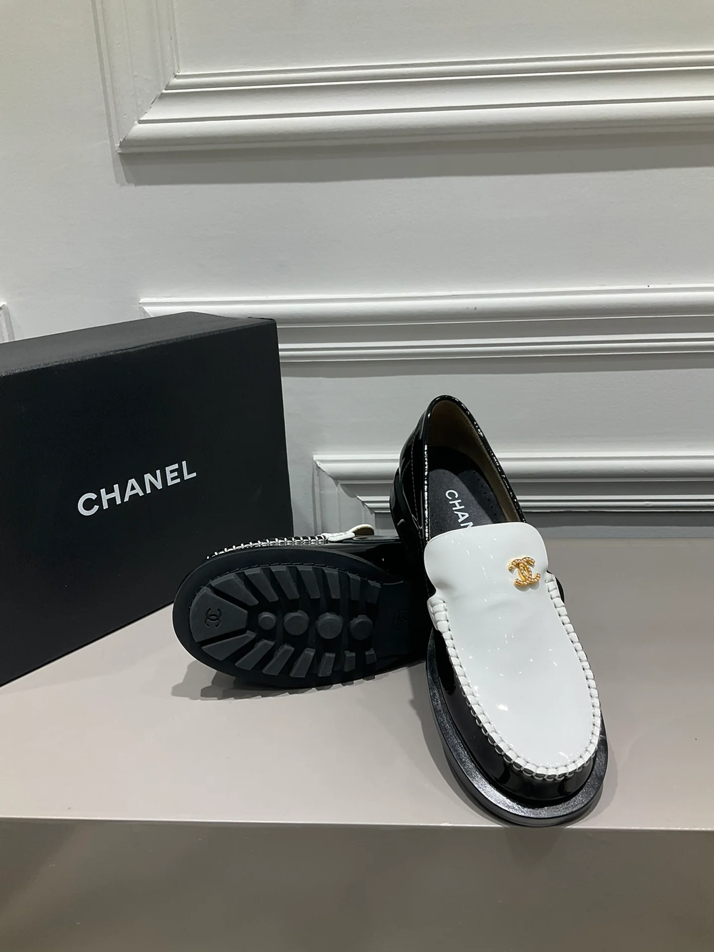 Коллекция Chanel весна/лето 2023 — Лоферы с бриллиантовой пряжкой — Белые