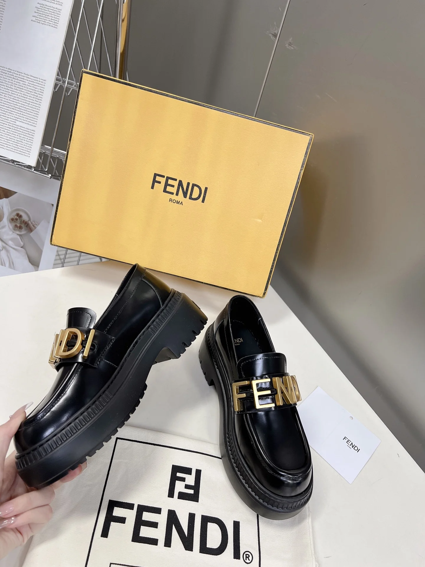 Новинка весны 2022 года от Fendi - туфли Letter Afro - черные.