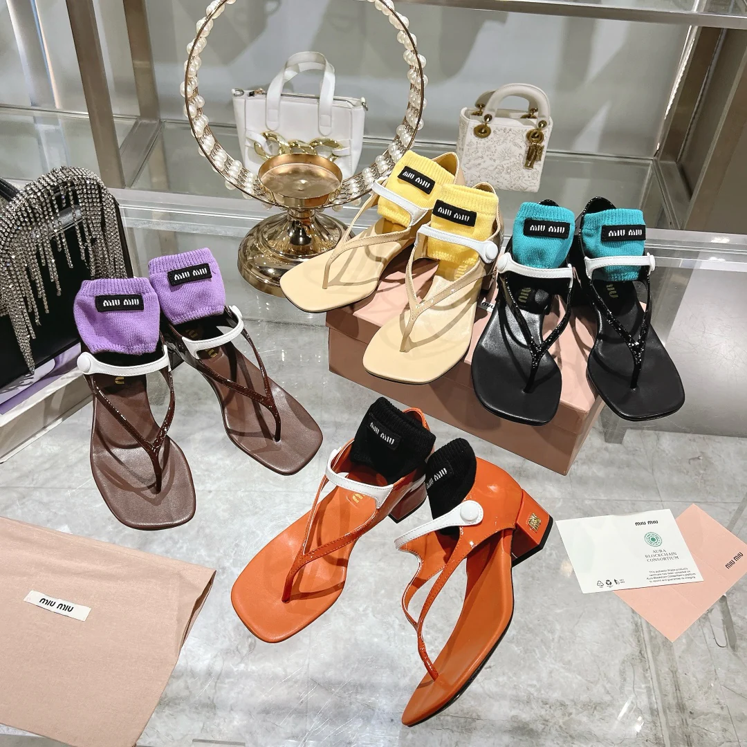 Изображение коллекции шлепанцев Miu Miu 2024 года.