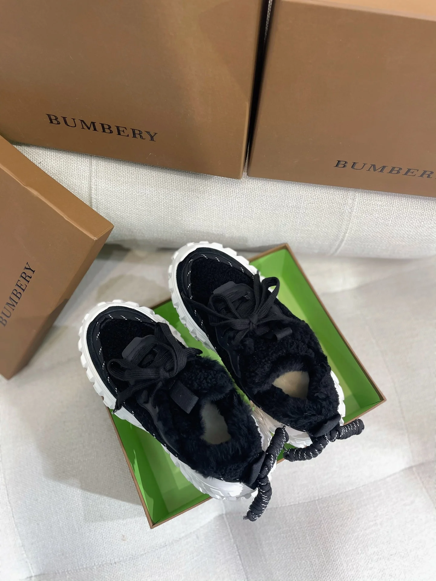 Коллекция Burberry ?Ранняя весна 2022? — Пушистые зимние кроссовки — Черные