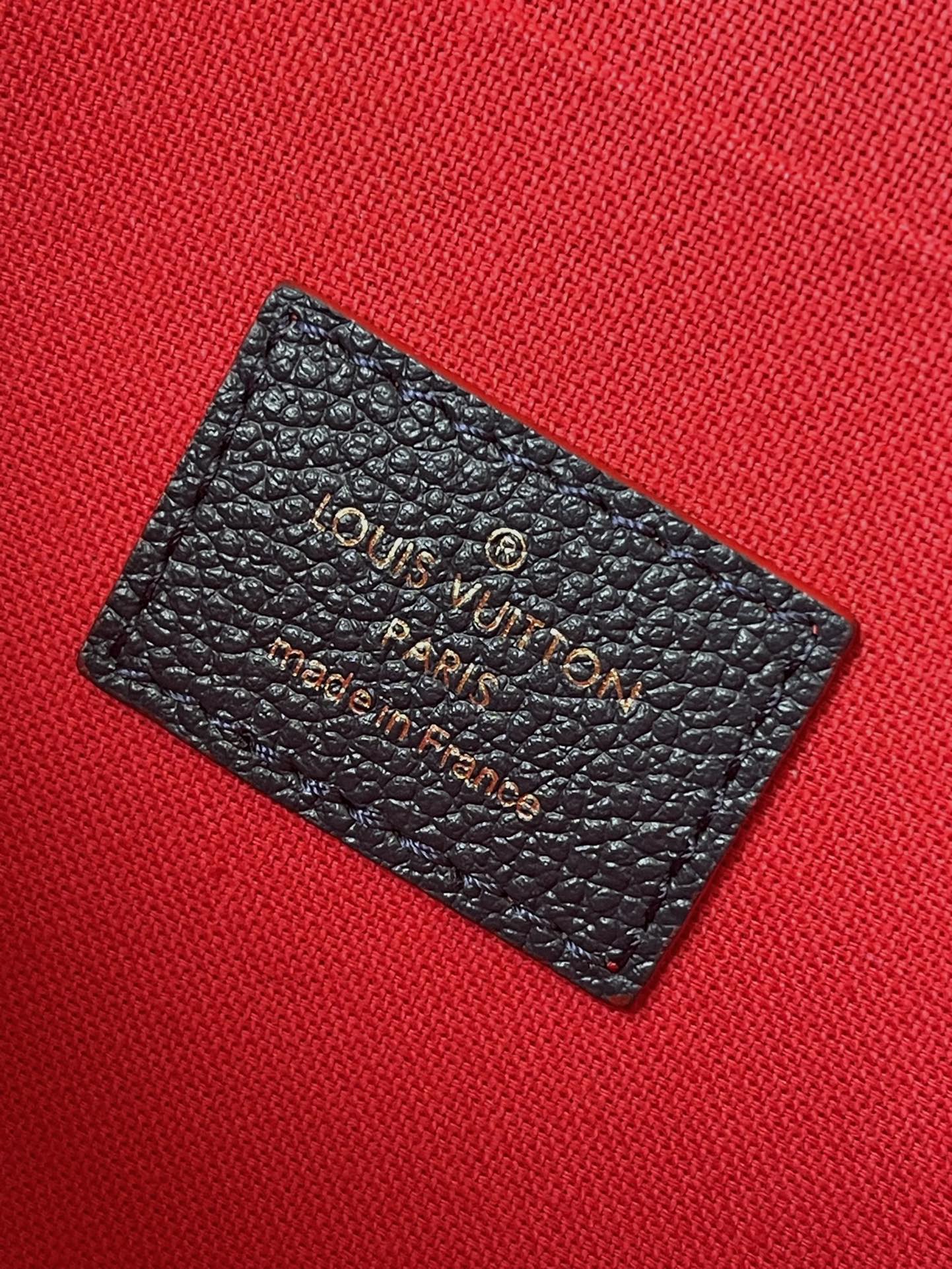 m64099-LV-pochette-felicie-empreinte сумка через плечо с тиснением-темно-синий