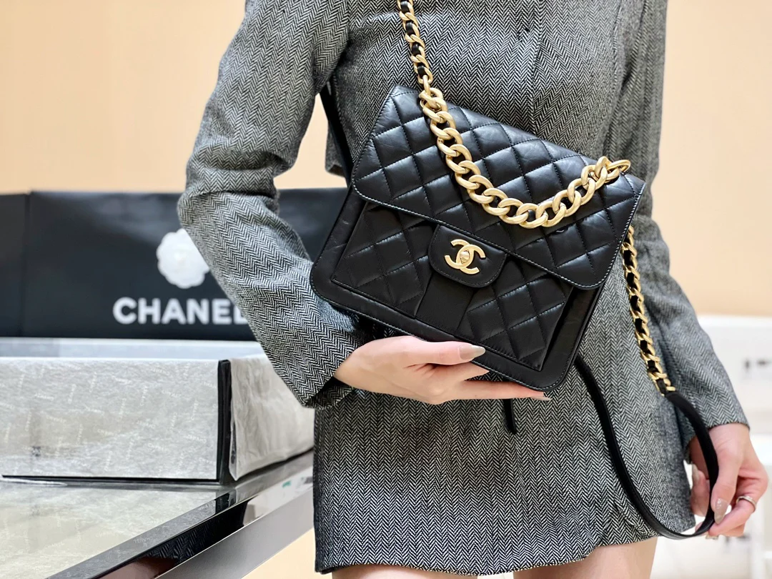 Новинка сезона весна/лето 2023 от Chanel - винтажный кожаный рюкзак на двоих - фотографии в действии.