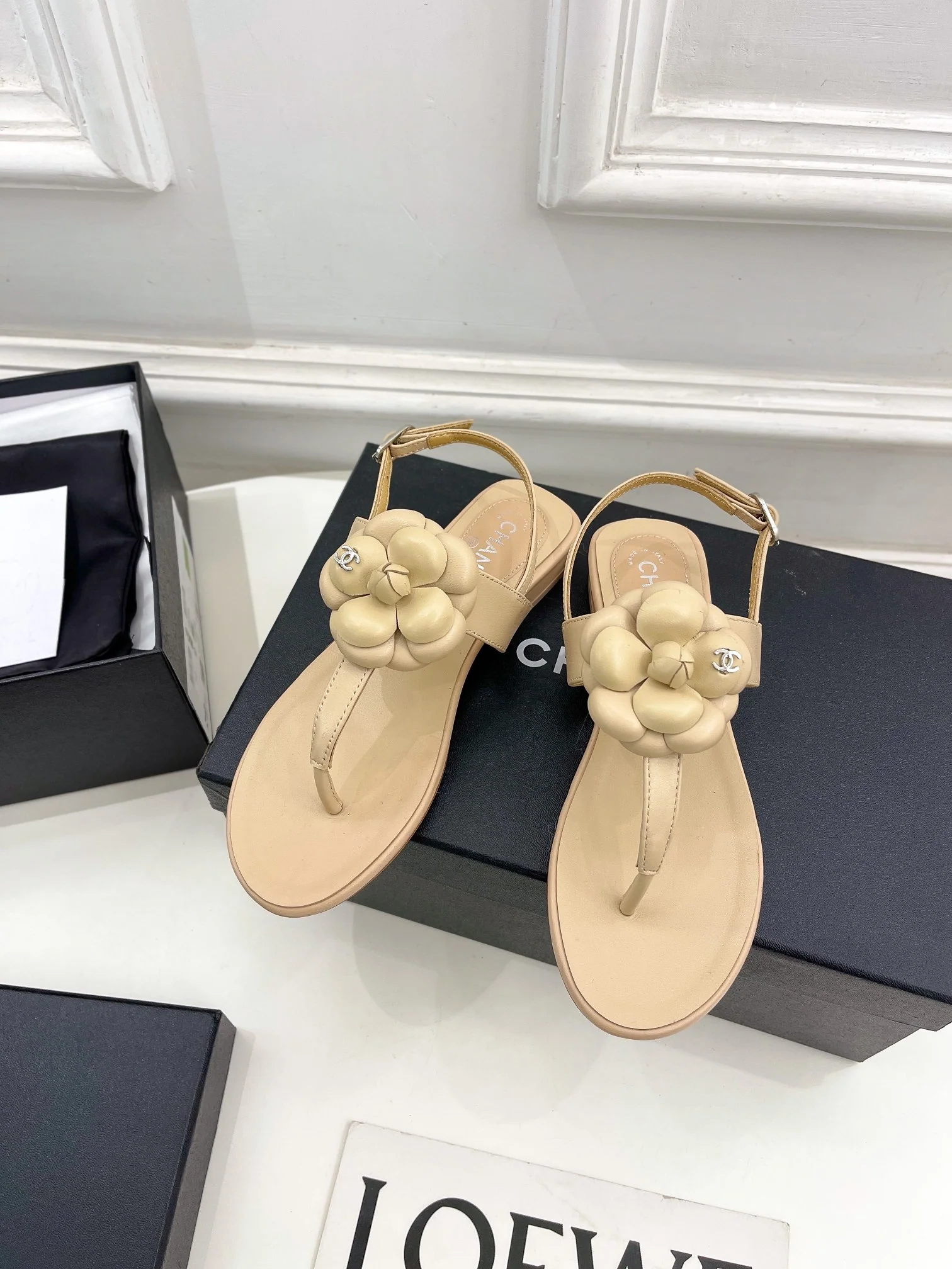 Новинка сезона весна/лето 2023 от Chanel - сандалии Camellia - абрикосового цвета.