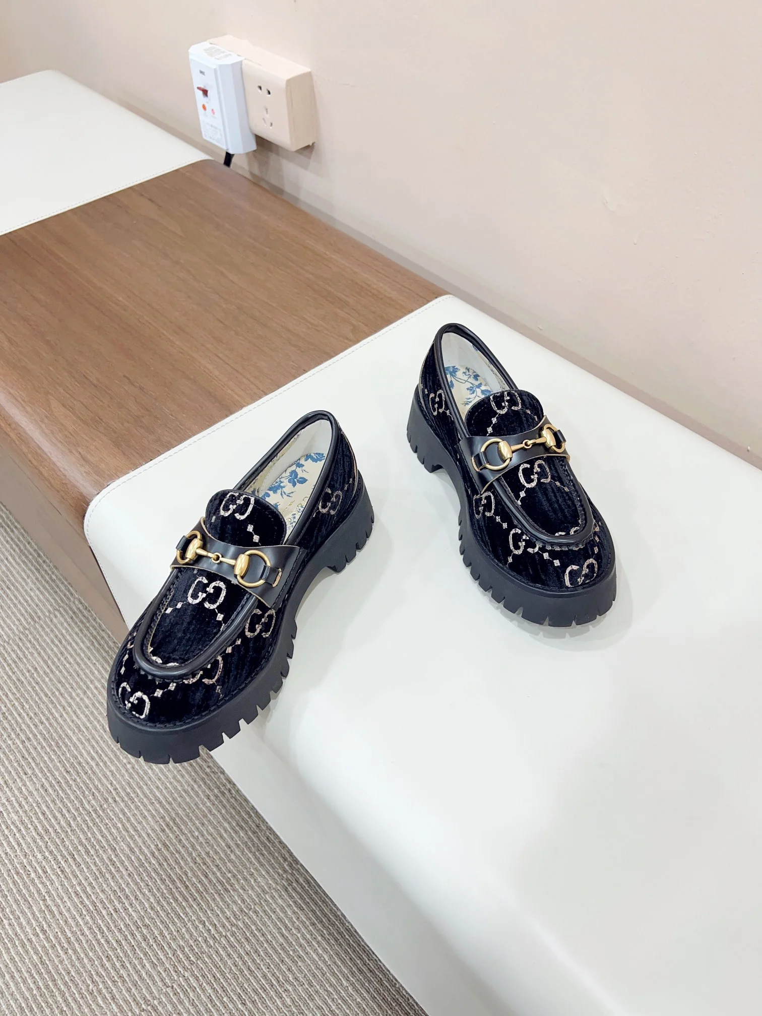 Новинка сезона осень/зима 2023 от Gucci — Лоферы — Черные с монограммой.