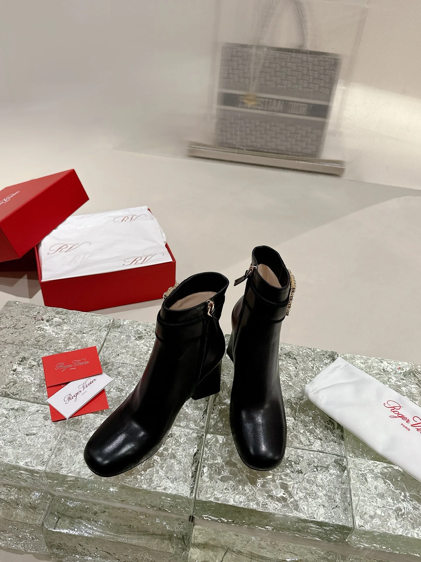 Кожаные сапоги на высоком каблуке RV-2024 - черные