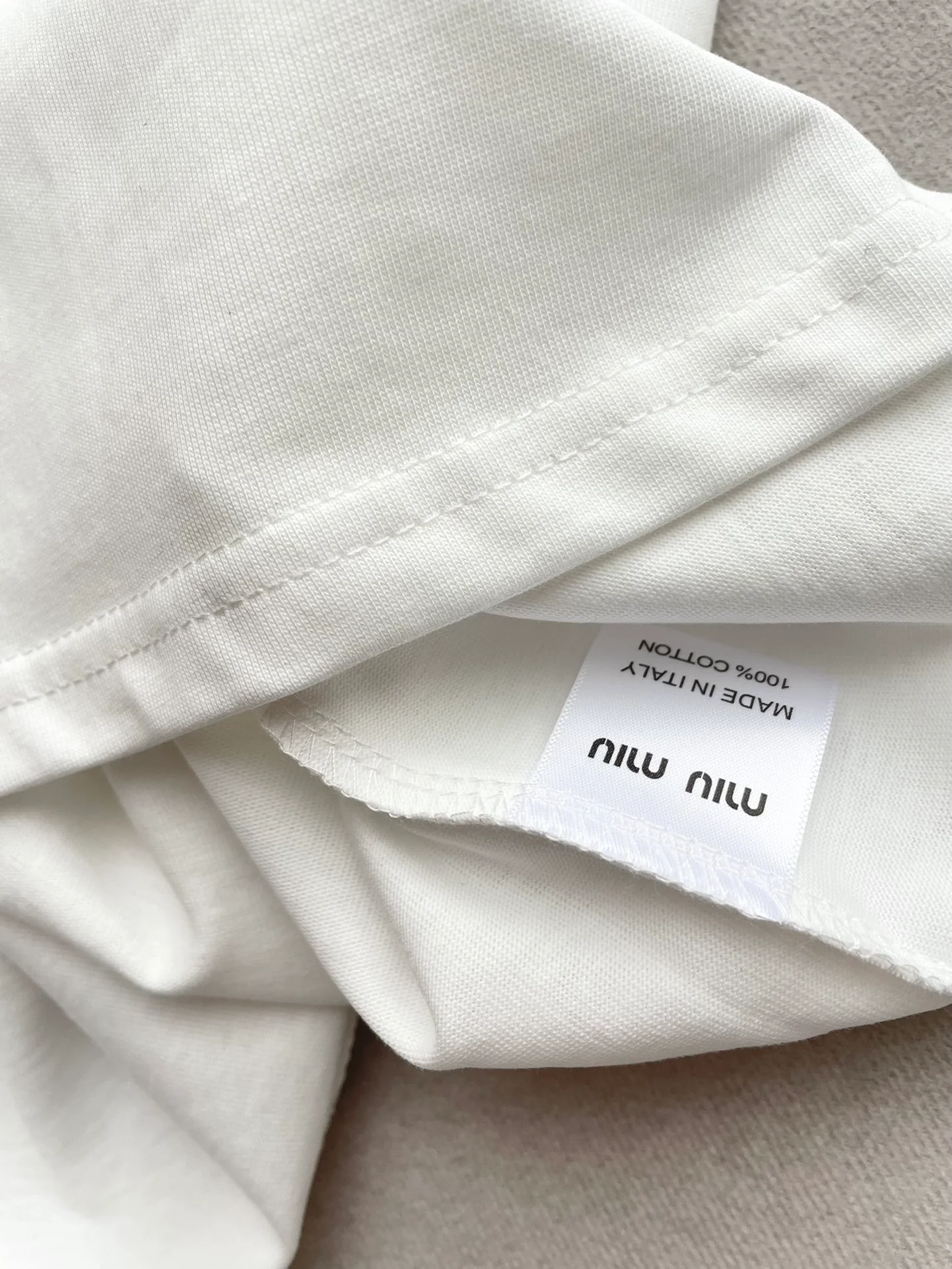 Футболка Miu Miu 2404 с вышитыми буквами и аппликацией, с коротким рукавом, белая.