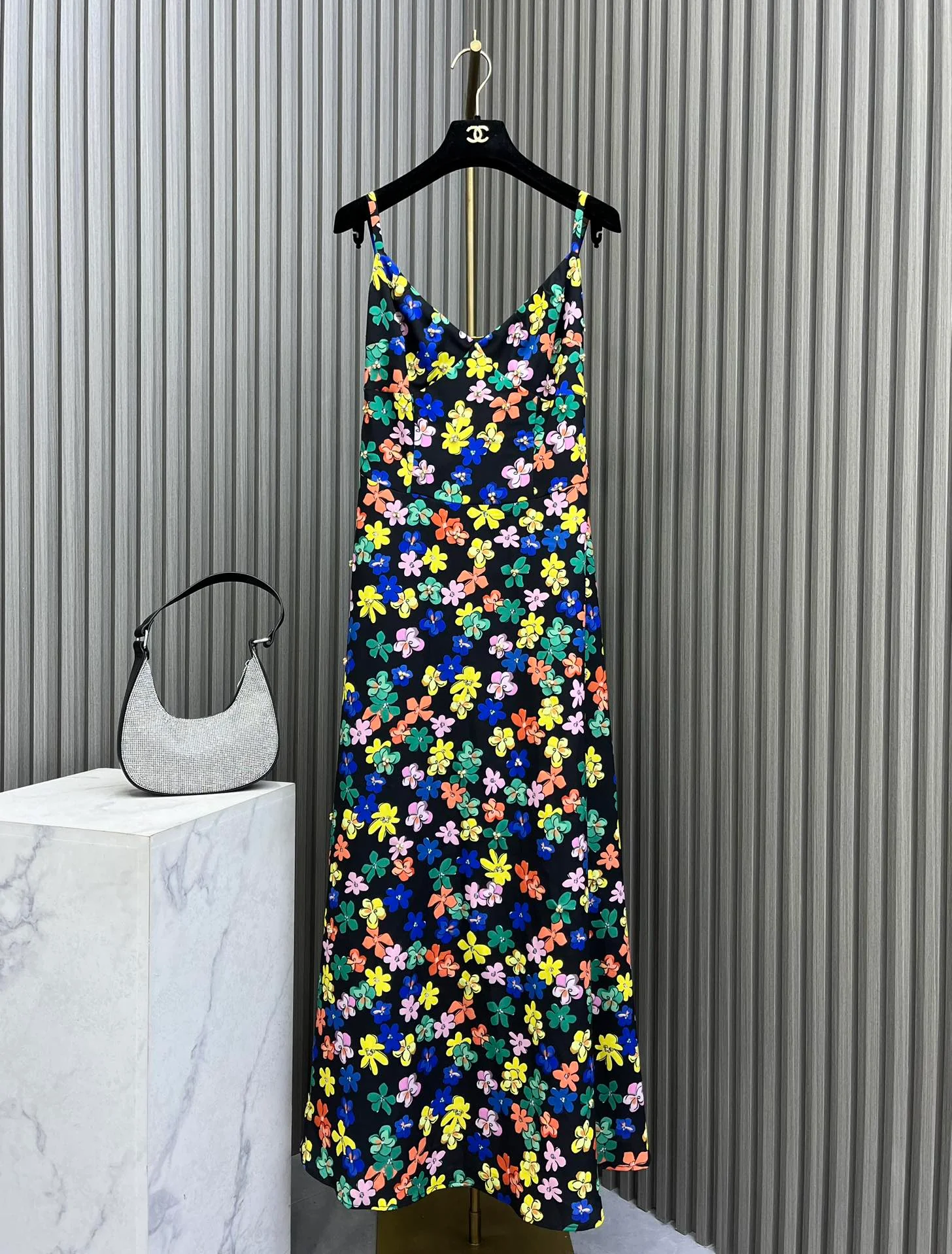 Chanel - Новинка: Платье-комбинация с цветочным принтом и стразами (24 марта 2024 г.)