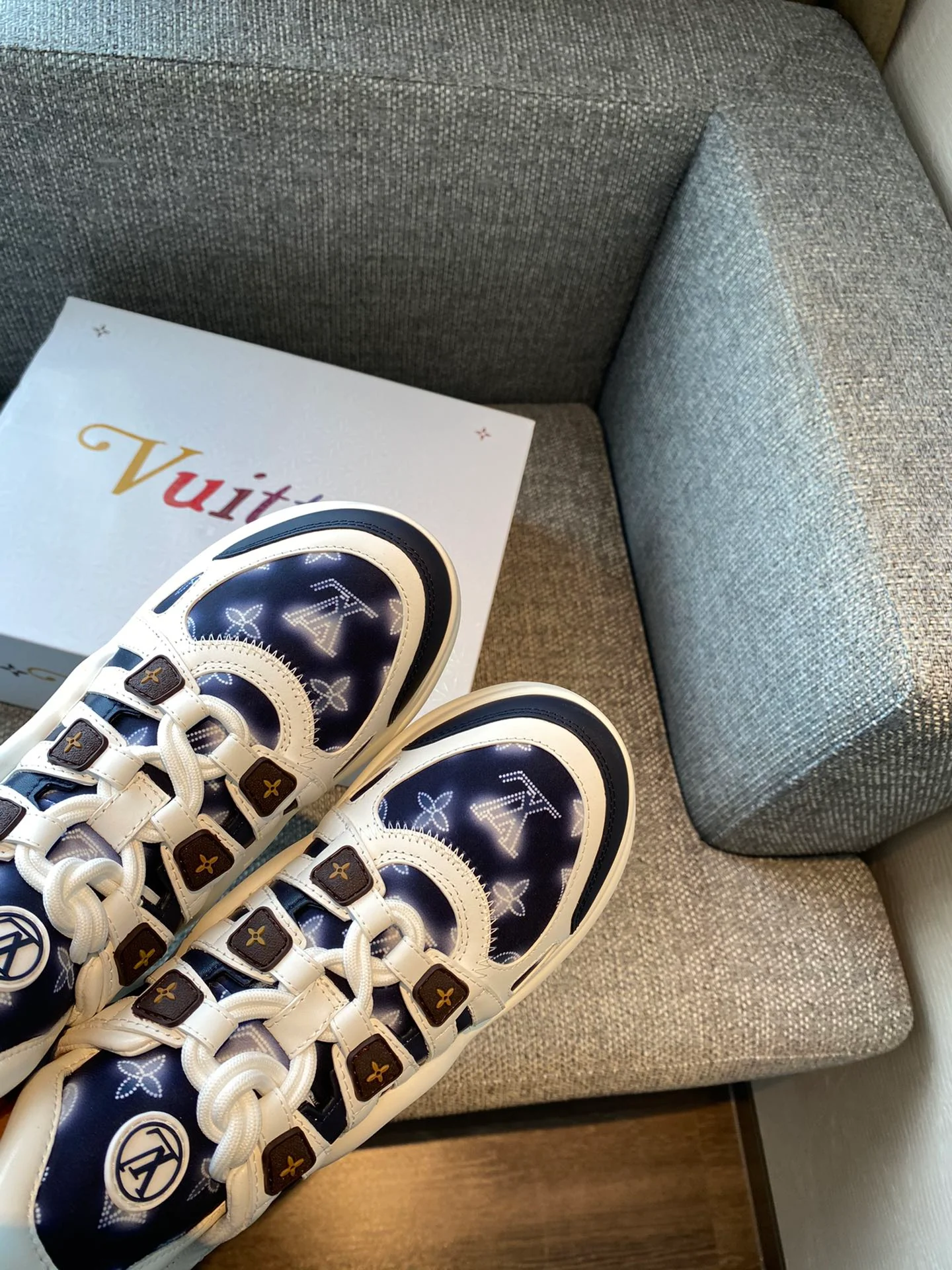 Обувь LV - массивные кроссовки LV