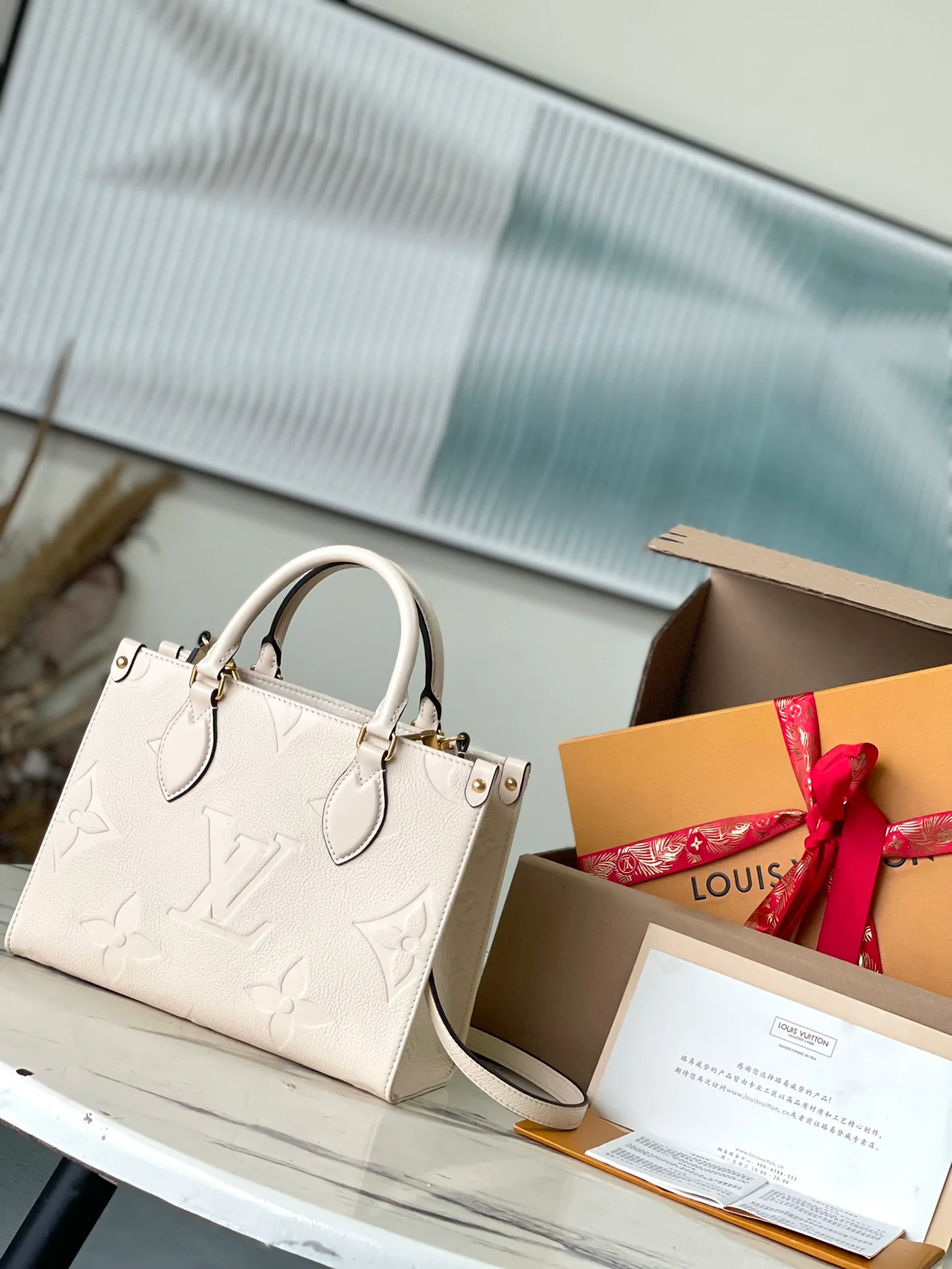 m46569-LV-onthego-pm-off-white